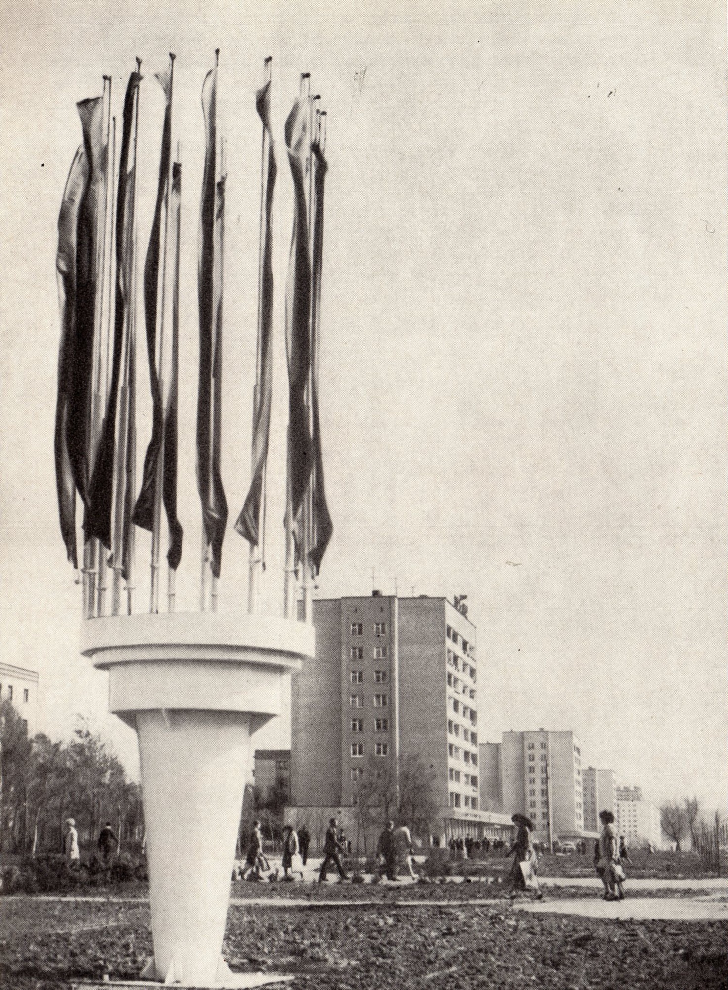 Монумент в новом микрорайоне. Горький, 1960-е годы