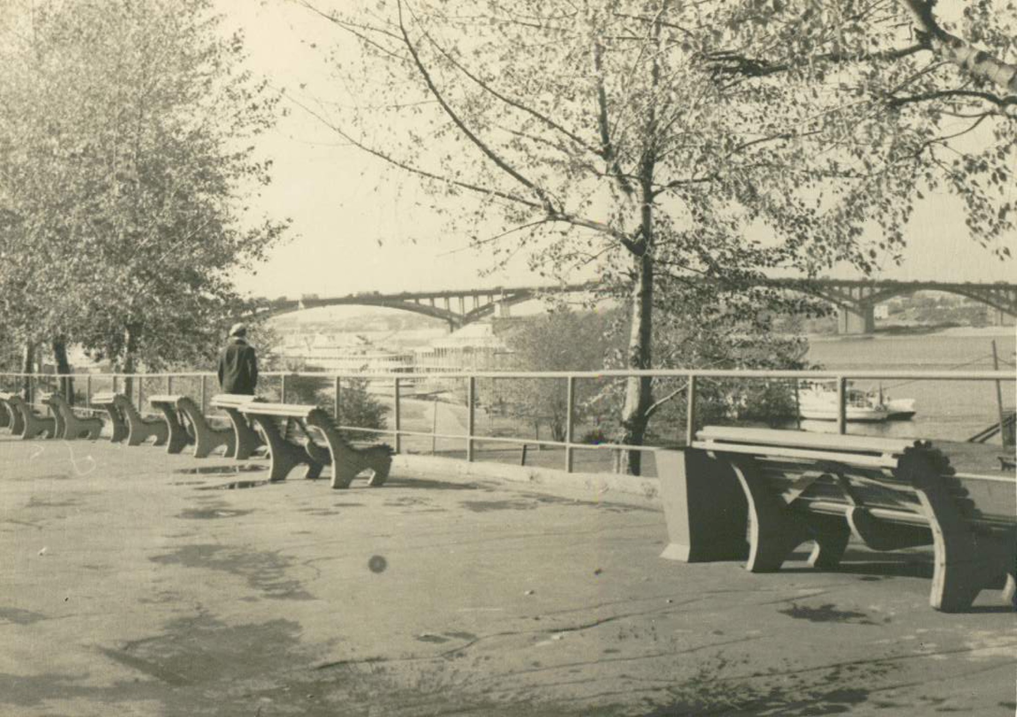 Oka Embankment, bridges, benches