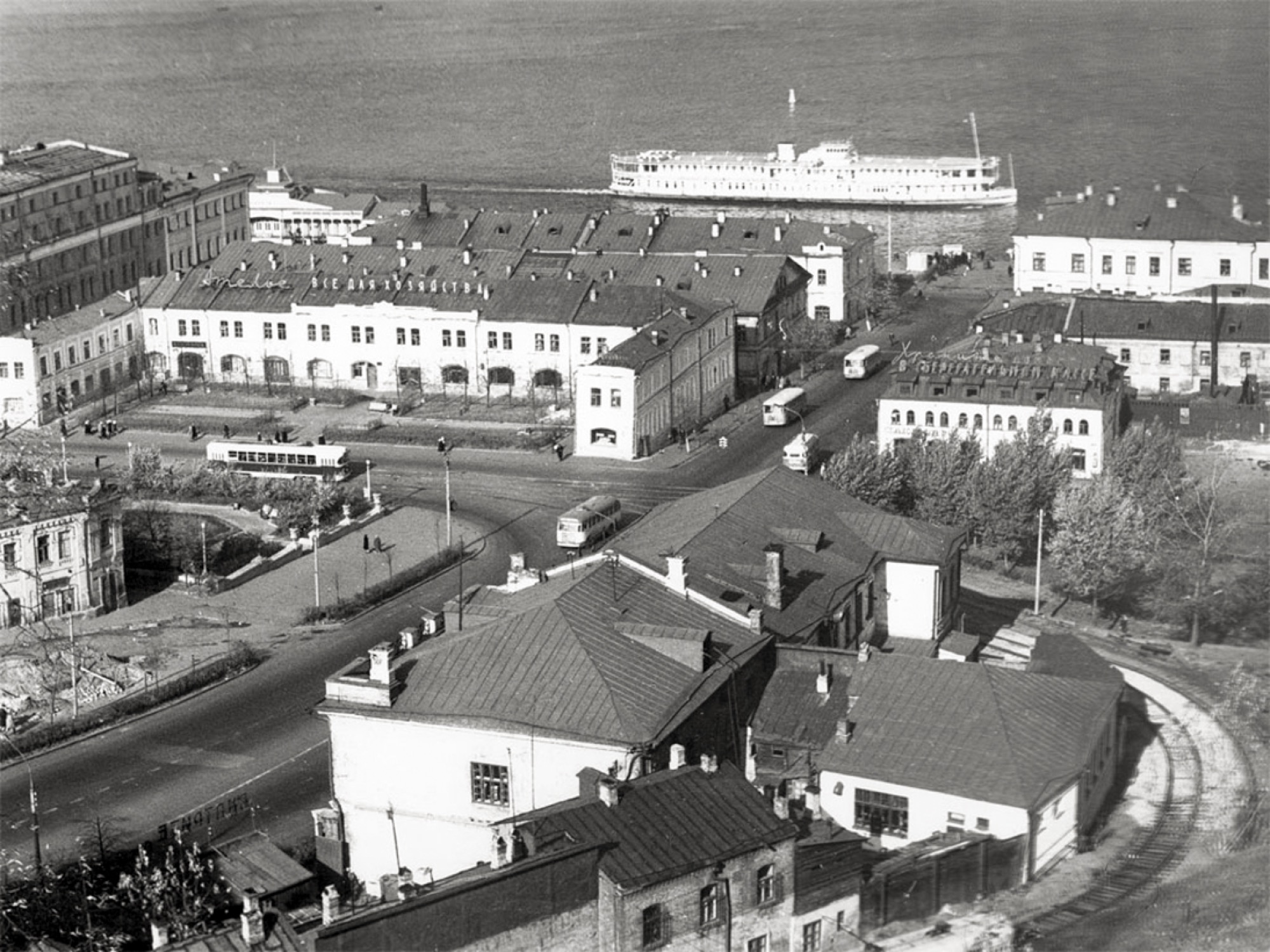 Nizhne-Volzhskaya Embankment, steamship, trams