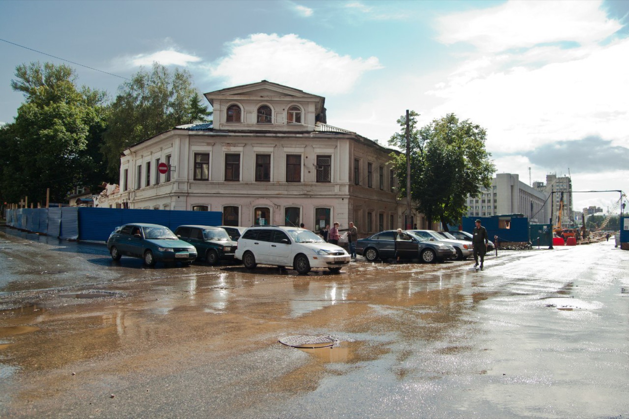 Старый особняк на улице Горького во время строительных работ. Нижний Новгород, 2000-е годы