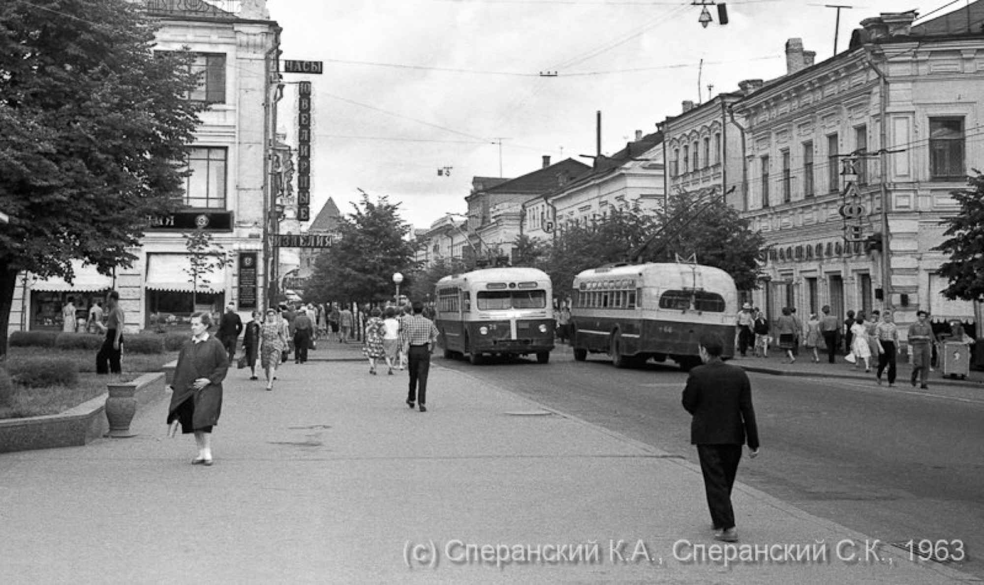 Улица Свердлова: троллейбусы и пешеходы. Горький, 1963 год