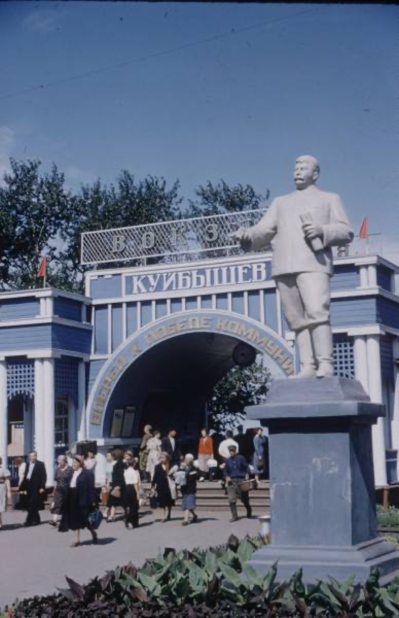 VDNKh, Kuibyshev pavilion, statue of Stalin