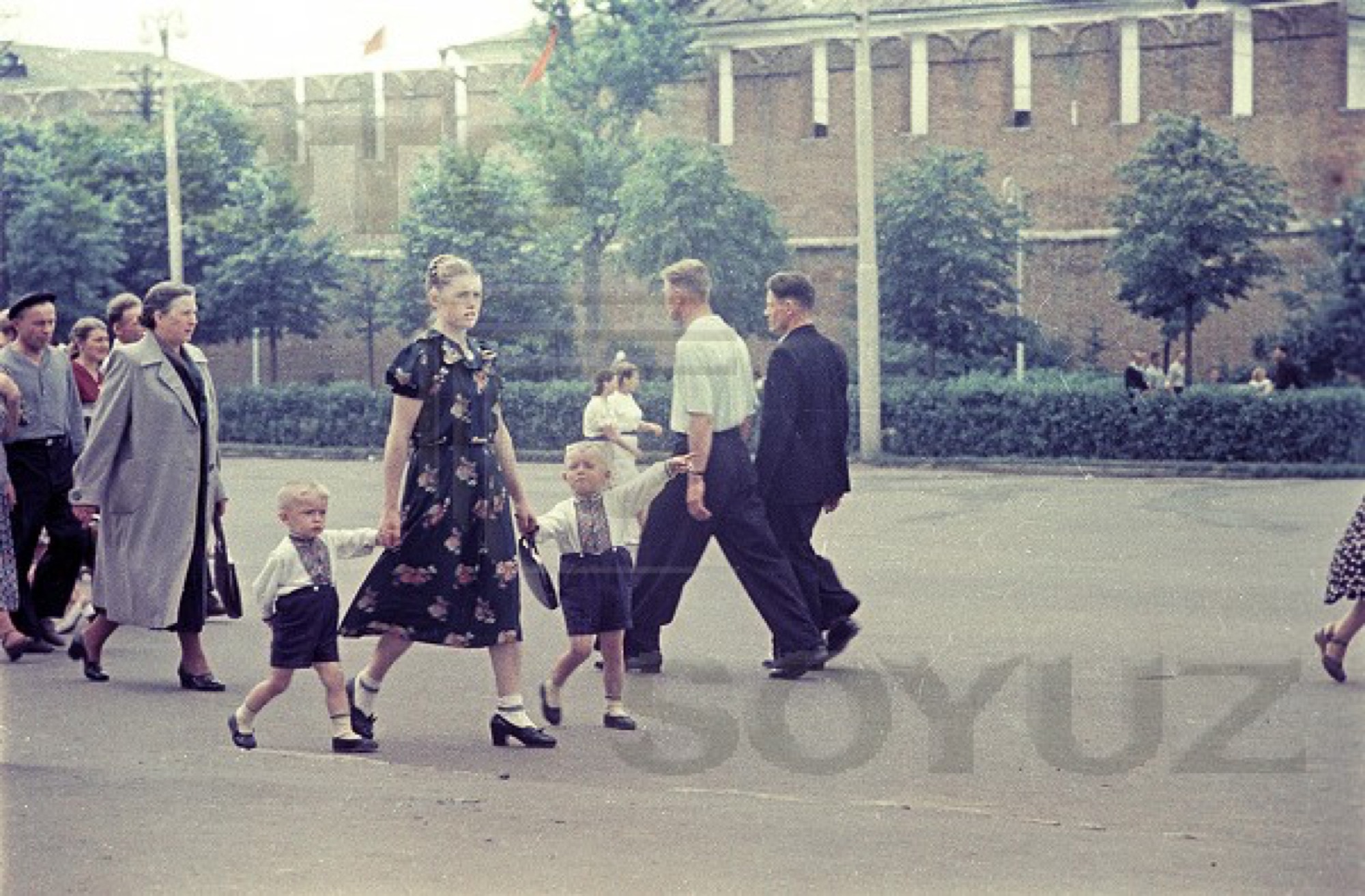 Горожане на прогулке по площади. Горький, 1950-е годы