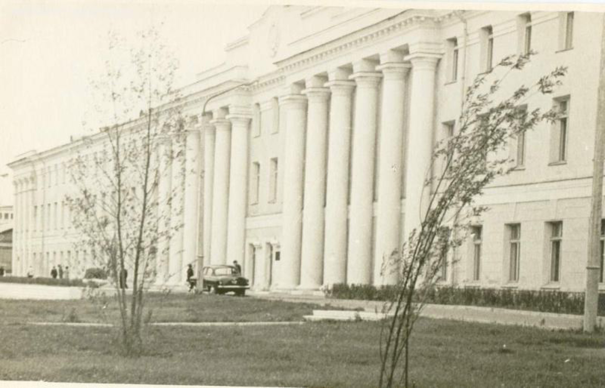 Здание с колоннадой в кремле. Горький, 1960-е
