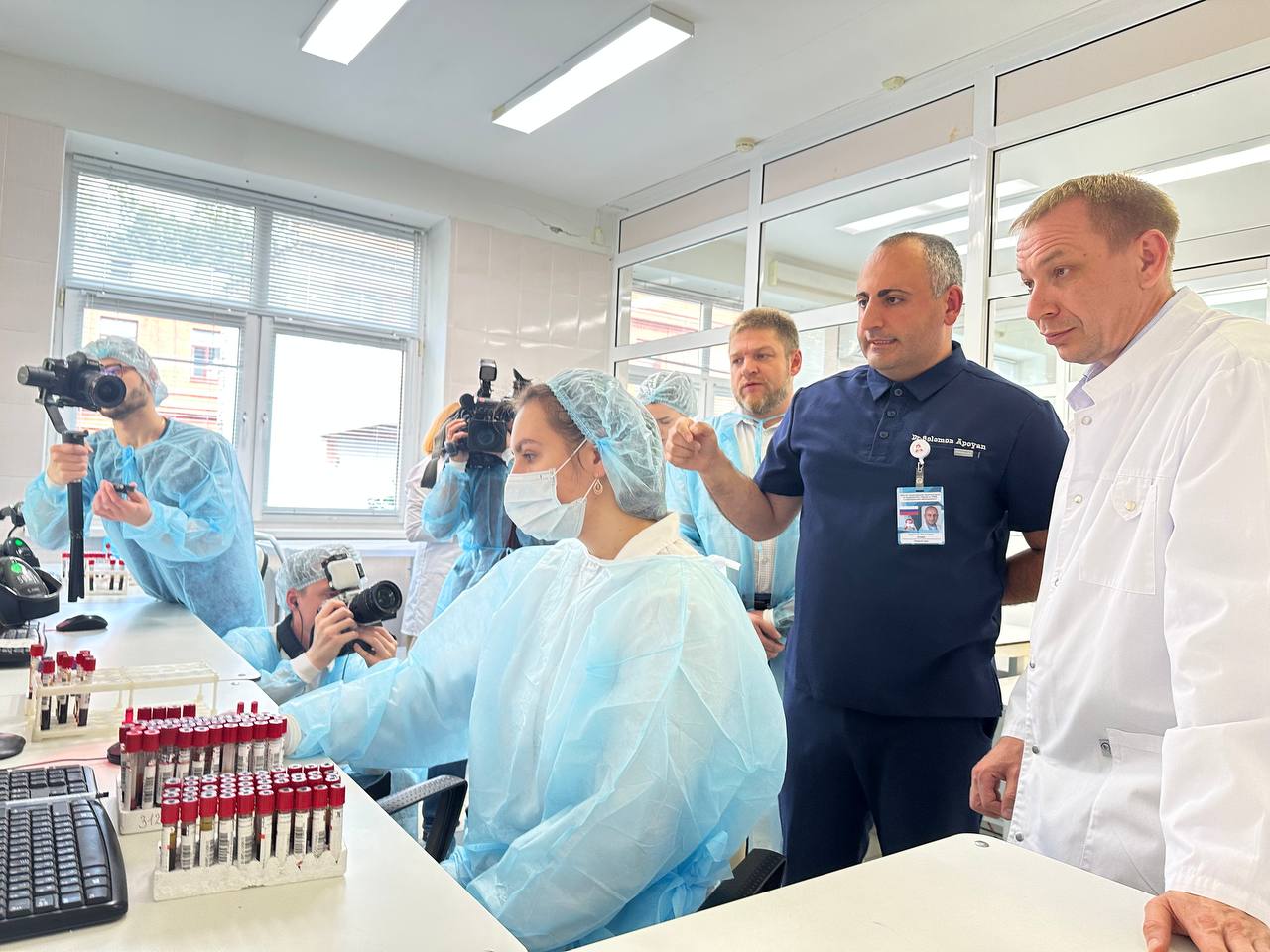 Соломон Апоян в лаборатории Нижегородского областного центра по профилактике и борьбе со СПИД в день запуска роботизированной лабораторной системы, 10 июля 2025 года