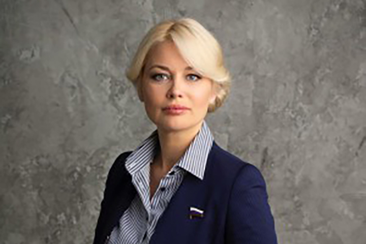 Анна Татаринцева, депутат городской Думы Нижнего Новгорода VII созыва. Официальный портрет с депутатским знаком