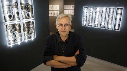 Евгений Стрелков на своей выставке «Третья идея» в ГЦСИ «Арсенал». Нижний Новгород, 2021Фото: Алексей Шевцов