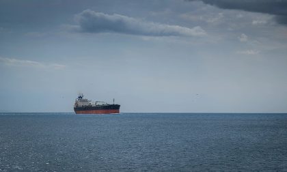 Танкер на водной поверхности