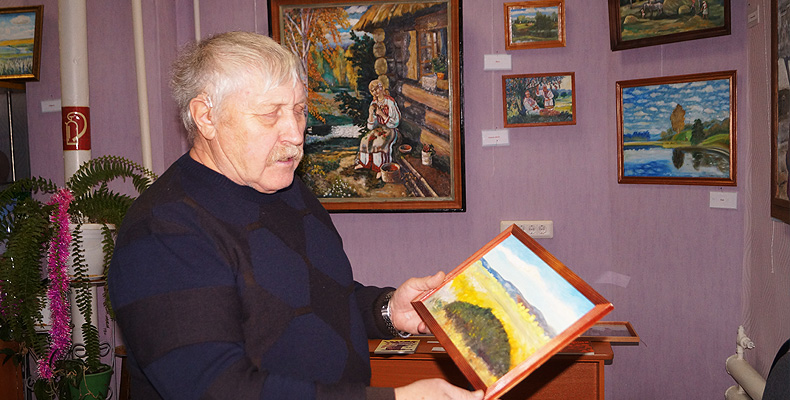 Николай Иванович Аношкин на своей персональной выставке в Лукояновском краеведческом музее, февраль 2018 года