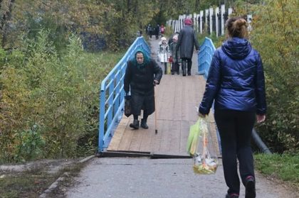 Пешеходный мост между улицей Пушкина и Светлогорским переулком