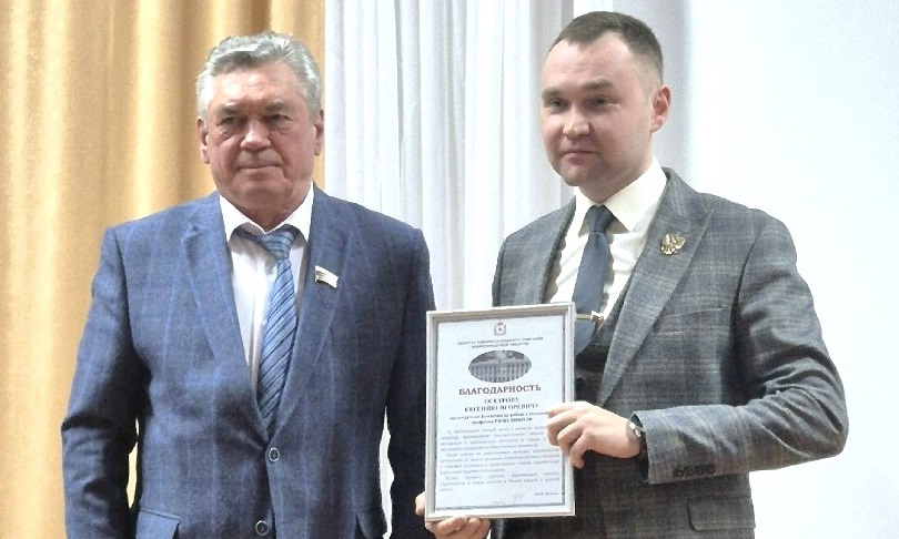 Юрий Якимов (слева) вручает благодарность на совещании молодёжного профактива РФЯЦ-ВНИИЭФ, февраль 2026 года
