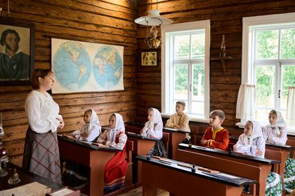 Интерьер церковно-приходской школы в Львовке