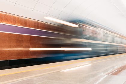 Станция метро Волга, вестибюль с характерным оформлением