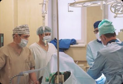 Операционная, работа специалистов Нижегородского научно-исследовательского института травматологии и ортопедии