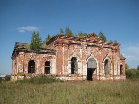 Покровская церковь в Кардавиле, вид с юга. Южнее алтаря — фамильный некрополь Баженовых