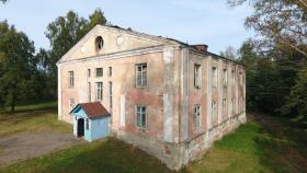 Успенская церковь в Сарлее, построенная в 1812 году: закрытую в 1930-е годы церковь перестроили под школу, а в 2010-х вернули приходу