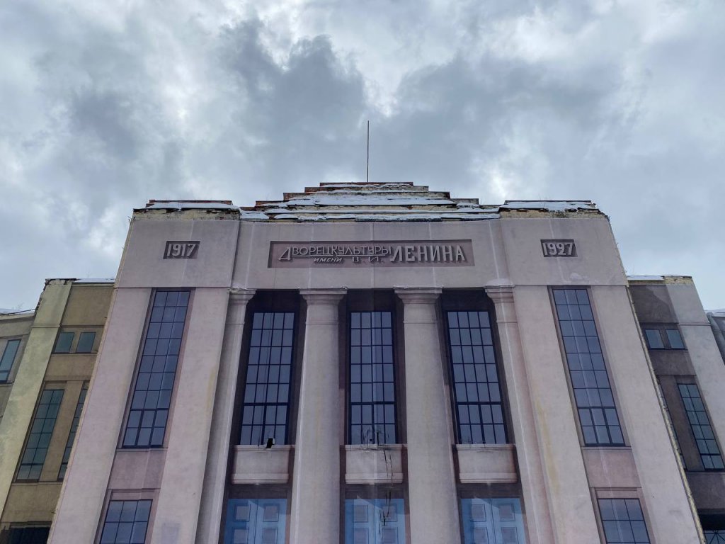 Дворец культуры имени Ленина в Канавине до сноса: на фронтоне читаются даты 1917 и 1927. После демонтажа памятью о здании на стройплощадке осталась табличка на заборе