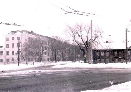 Сормово. Вид на улицу Свободы, слева здание бывшей школы №117 (ныне БЦ "Союзный"), 1988