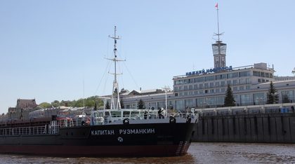 Теплоход на Волге у причала в Нижнем Новгороде
