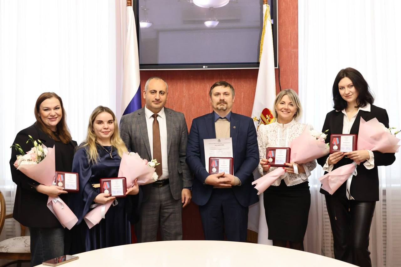 Соломон Апоян с первыми награждёнными медалью «За поддержку специальной военной операции» в Законодательном Собрании, 3 января 2026 года