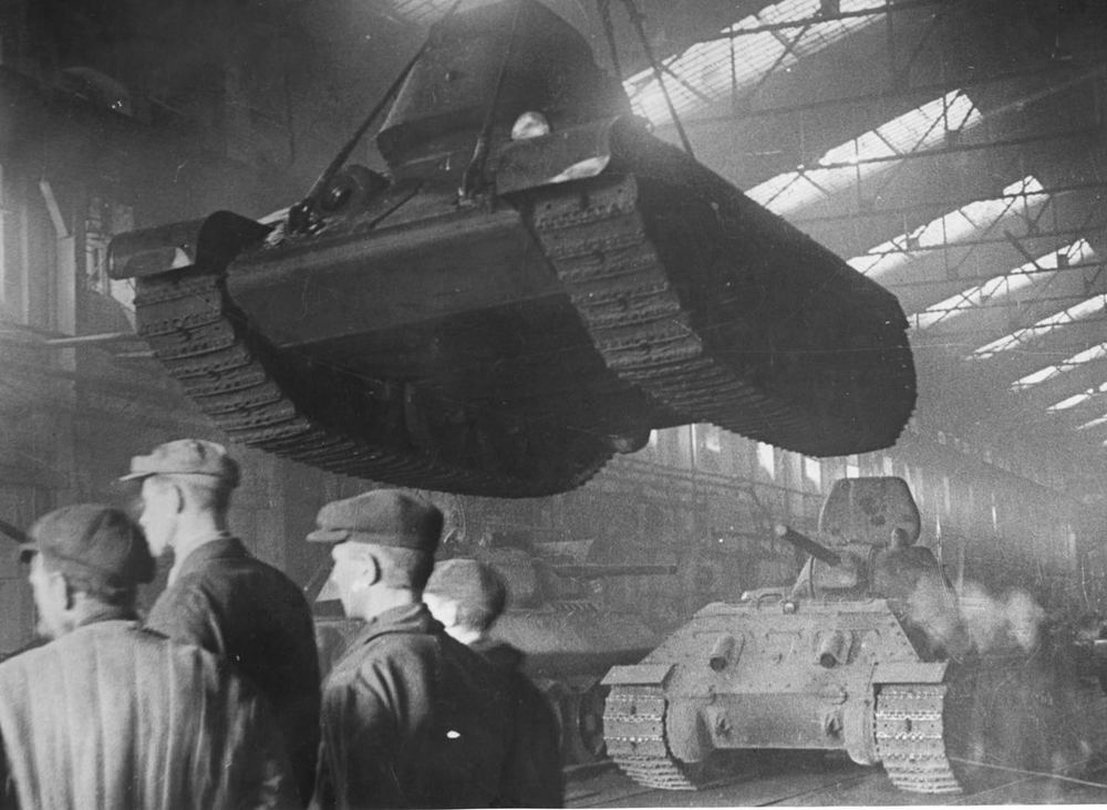 В цехе сборки танков на заводе № 112 «Красное Сормово», 1941 год