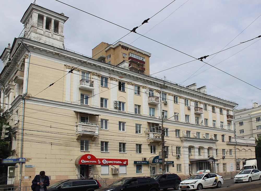 Улица Октябрьской революции, жилой дом