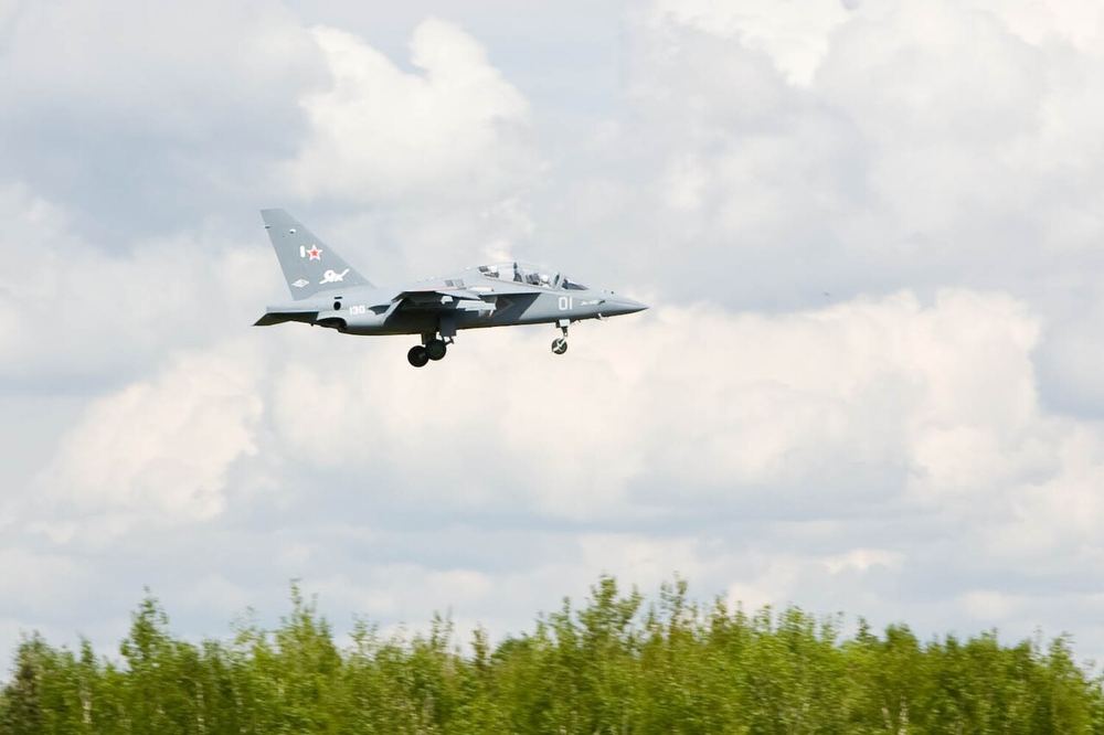Як-130 заходит на аэродром Сормово — лётно-испытательный аэродром завода «Сокол», 15 мая 2009 года