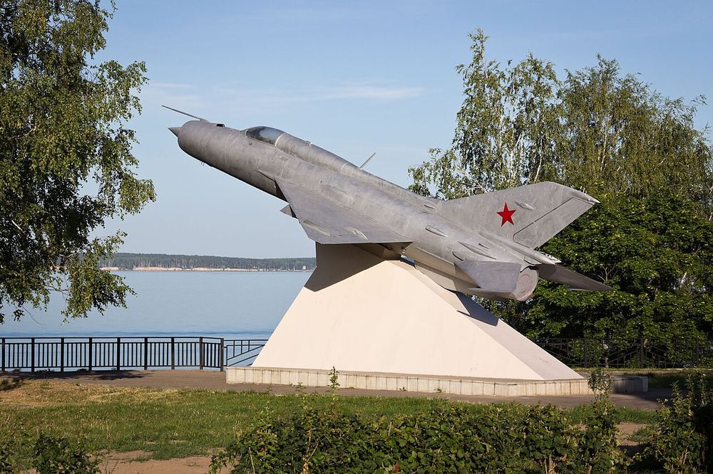 МиГ-21ПФМ у Дома культуры в Чкаловске, 2012 год