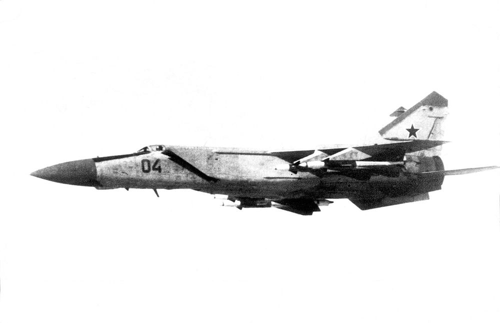 A MiG-25 of the upgraded 'Foxbat-E' version in flight, from the US Department of Defense report Soviet Military Power, 1985