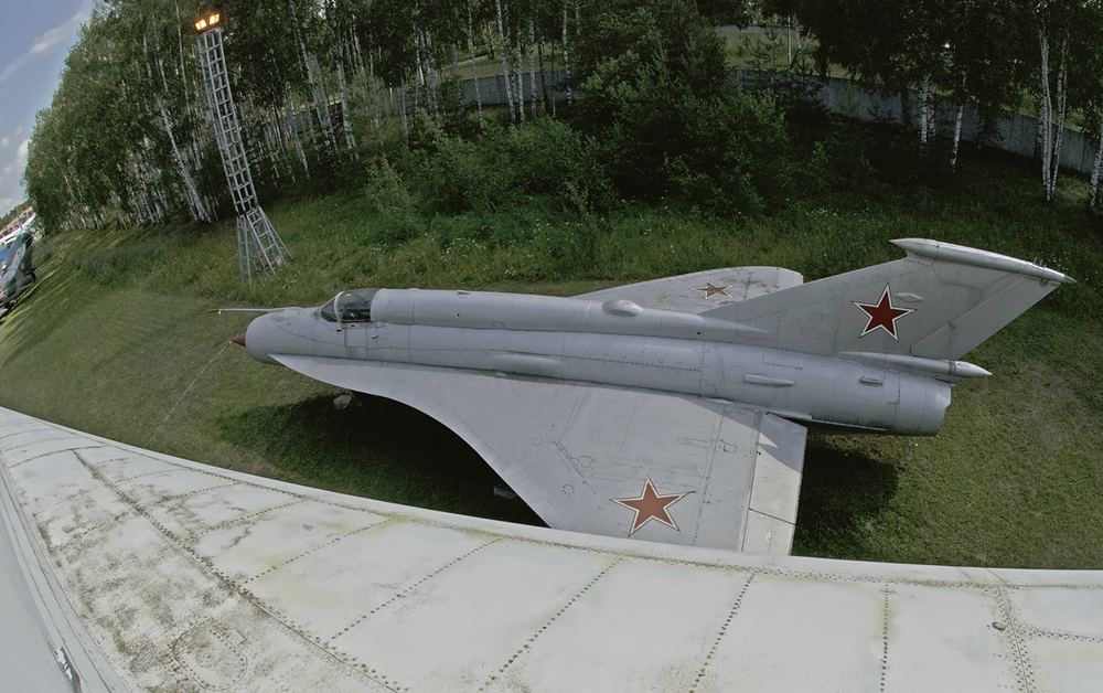 Второй МиГ-21И, собранный и впервые облётанный в Горьком, под крылом Ту-144 в Центральном музее ВВС в Монино