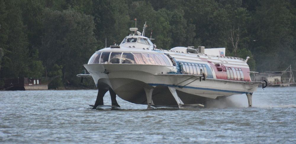 A Meteor-type hydrofoil on the Danube near Vienna, 2014