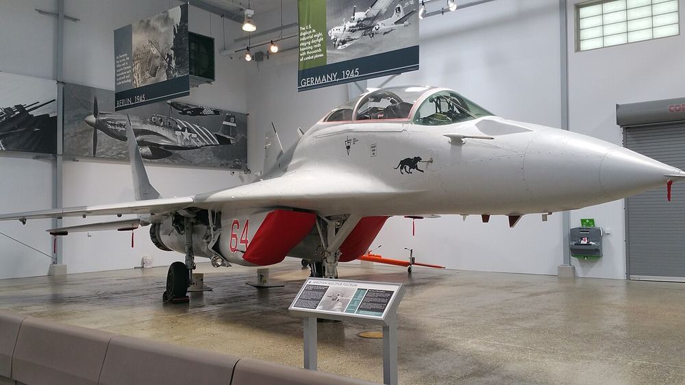 МиГ-29УБ в экспозиции музея Flying Heritage Collection, штат Вашингтон, США, 2016 год
