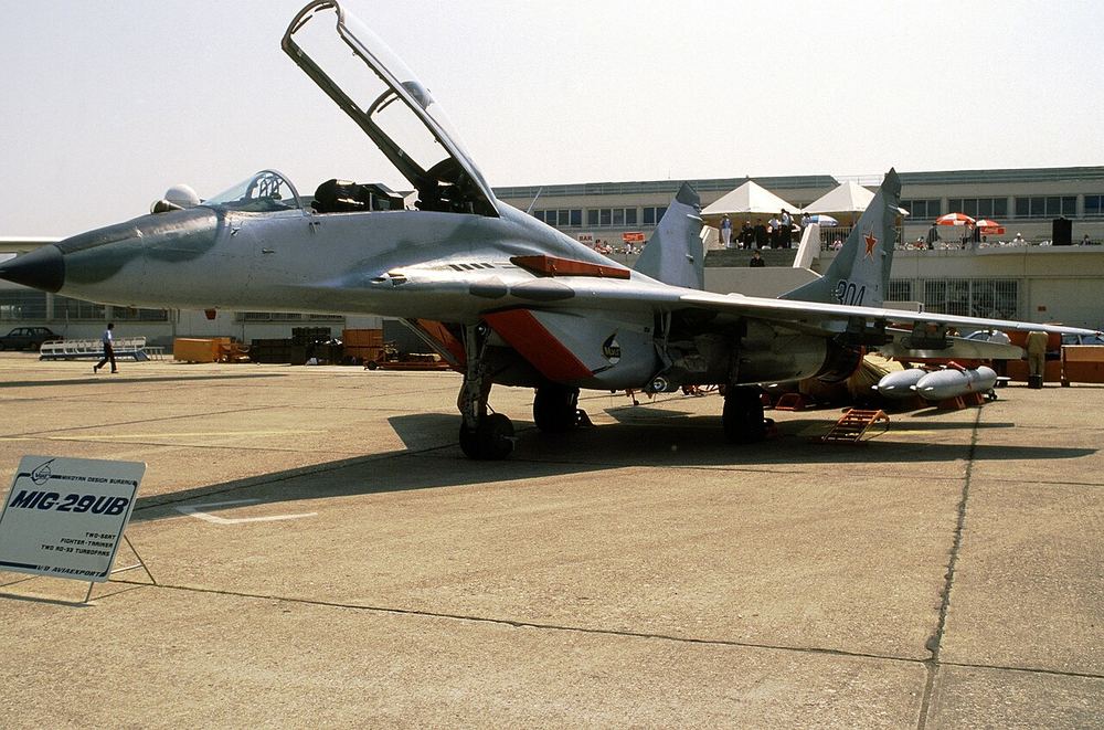 Советский учебно-боевой МиГ-29УБ на авиасалоне в Ле-Бурже, июнь 1989 года