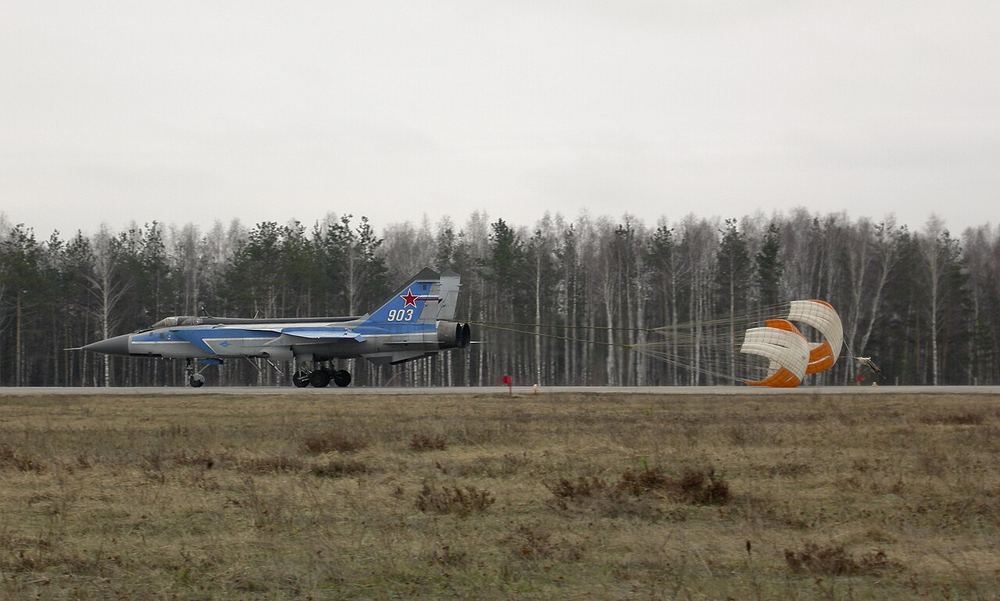 The export demonstrator MiG-31E landing at Sormovo airfield, the flight-test airfield of the Sokol plant in Nizhny Novgorod, April 2007