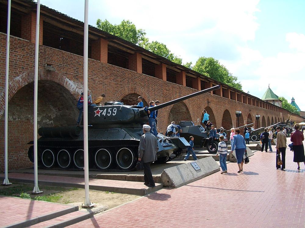 The Sormovo-built T-34-85 and other wartime weapons displayed along the wall of the Nizhny Novgorod Kremlin
