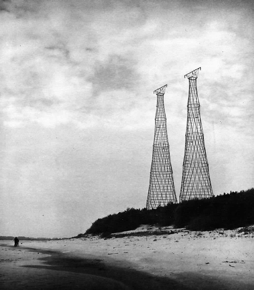The two 128-metre Shukhov towers on the Oka near Dzerzhinsk in 1988; one fell in 2005