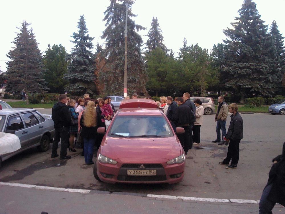 Раздача купленных совместно товаров в центре Автозавода