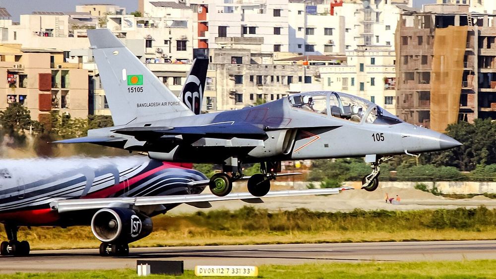 Як-130 ВВС Бангладеш садится в Дакке, декабрь 2019 года