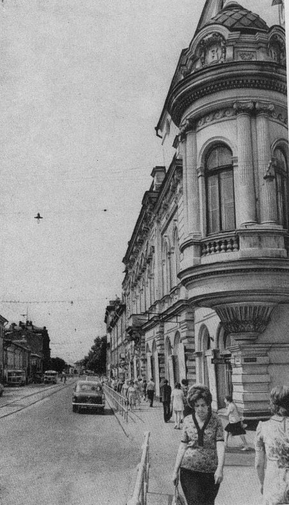 Улица Маяковского, угловой дом с башенкой (ныне Рождественская). Горький, 1960-е