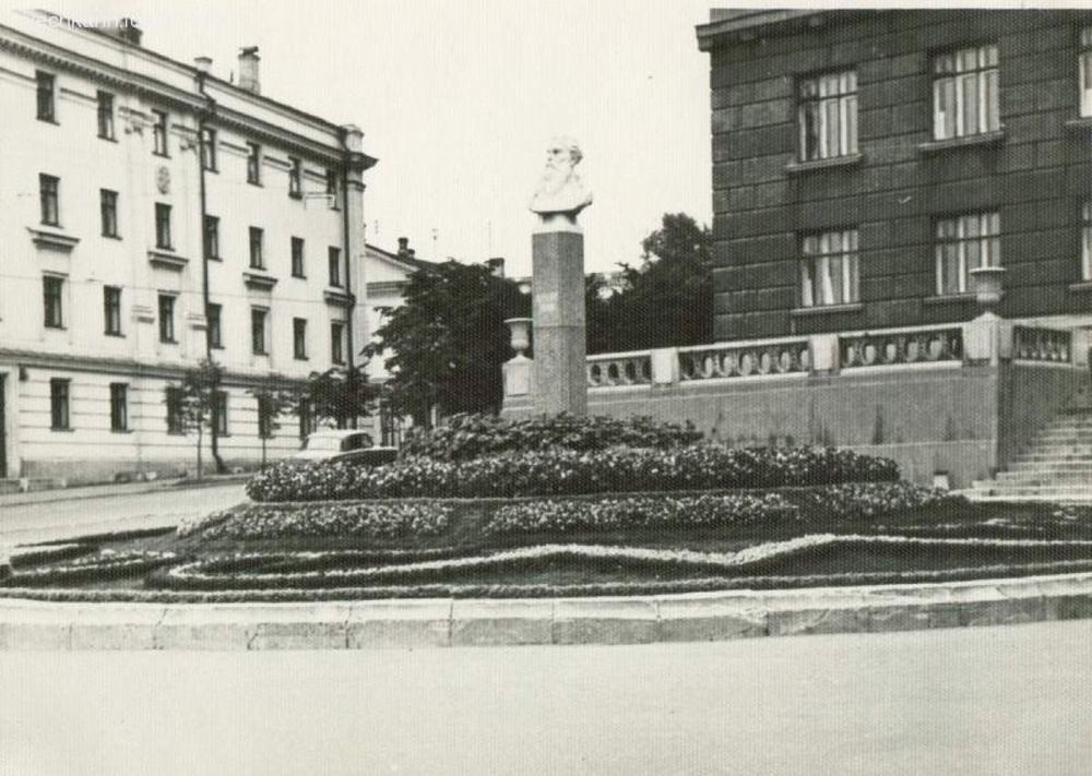 Бюст в сквере на площади Минина и Пожарского. Горький, 1960-е годы