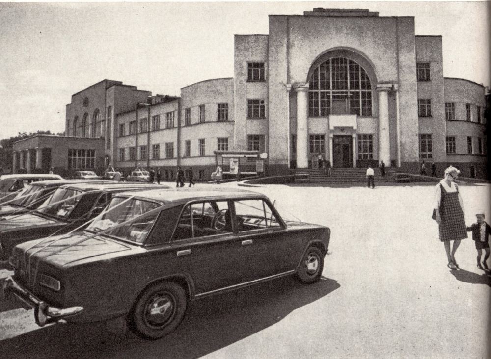 Дворец культуры площадь автомобили