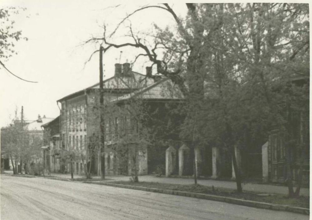 Городская улица, кирпичное здание с аркадой. Горький, 1950-е