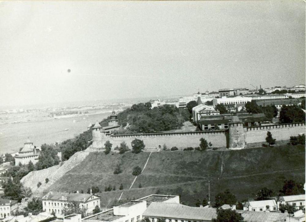 Панорама кремлёвской стены и башен, за ними Волга. Горький, 1960-е