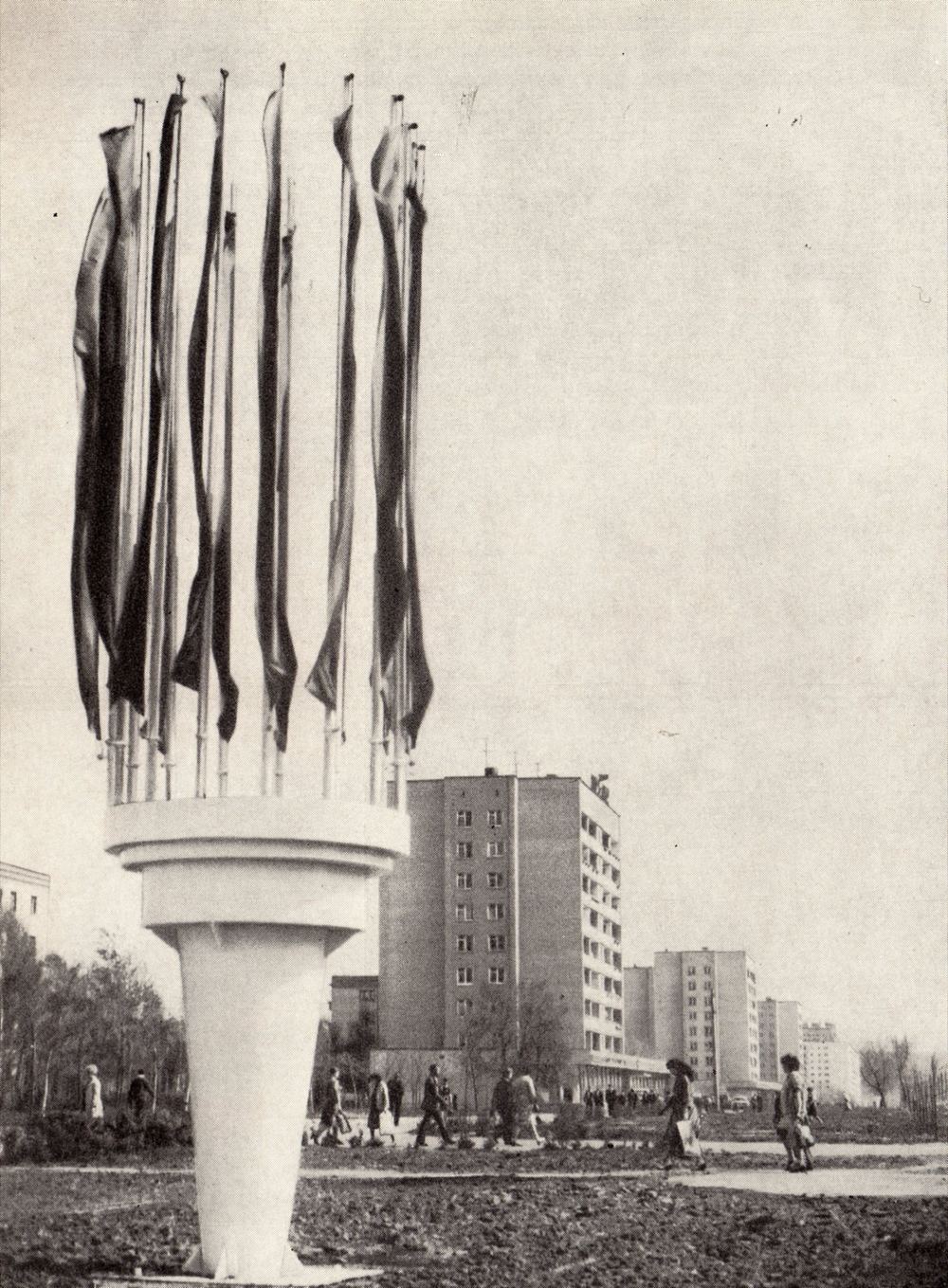 Монумент в новом микрорайоне. Горький, 1960-е годы