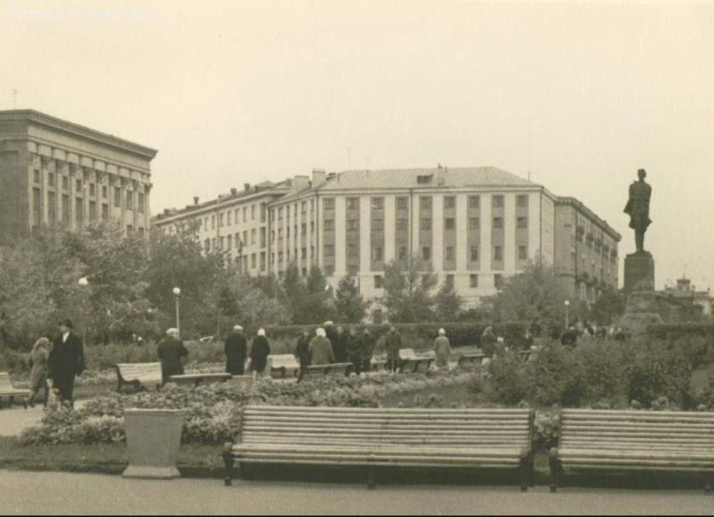 Площадь Горького памятник сквер
