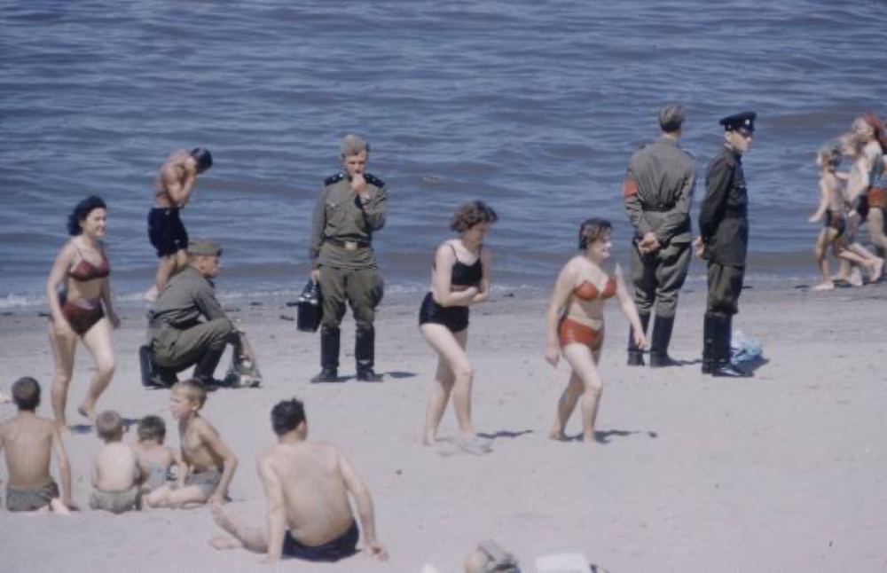 Пляж на реке военные и отдыхающие 1950-е
