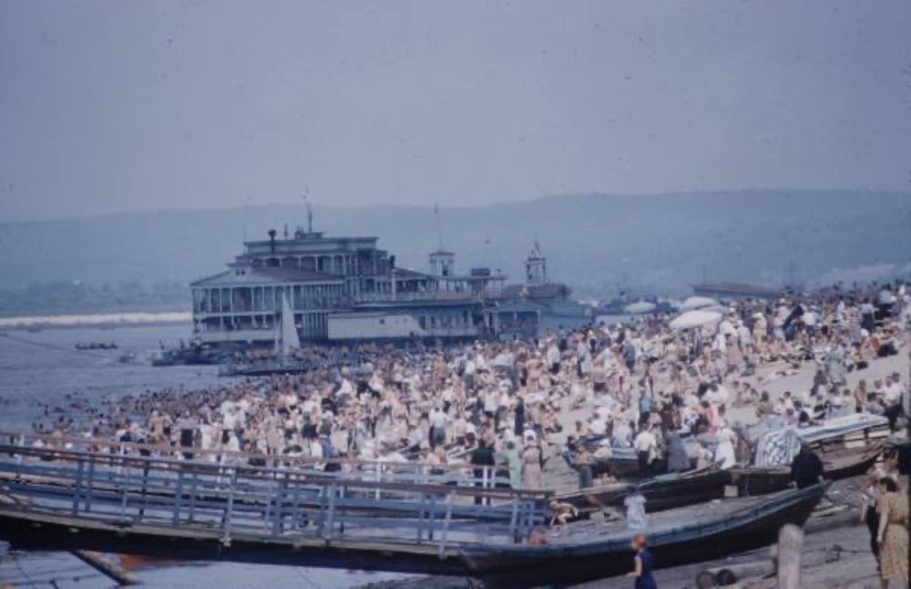 Пляж на Волге речной павильон 1950-е