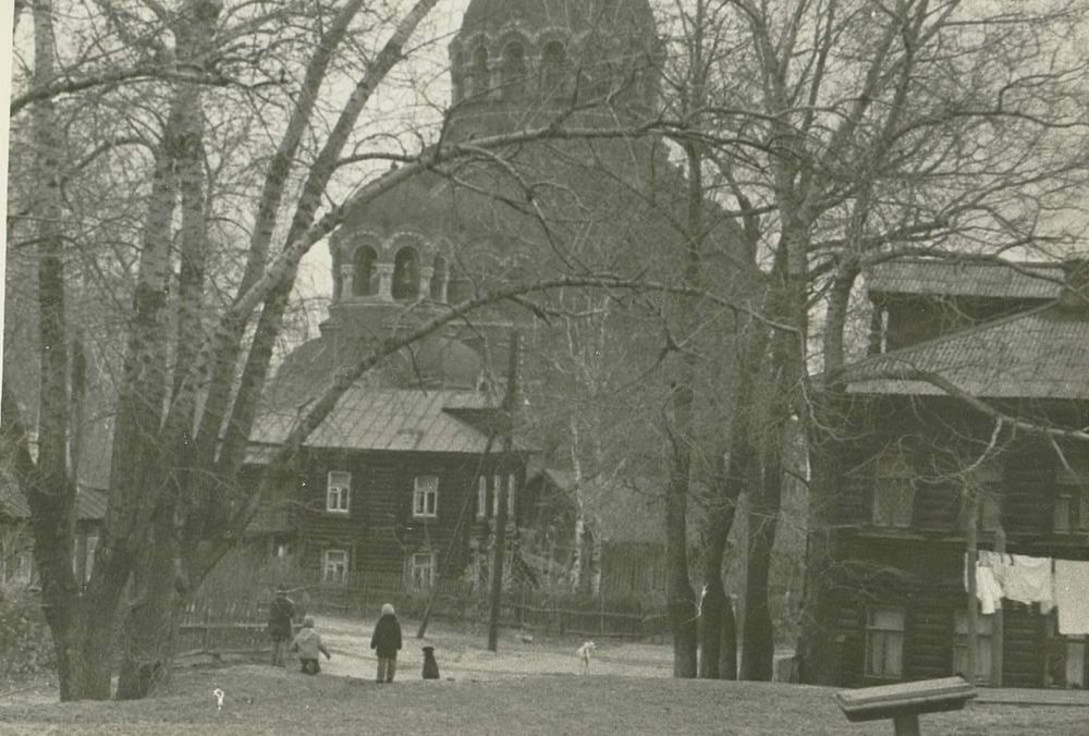 Церковь среди деревянной застройки 1960-е