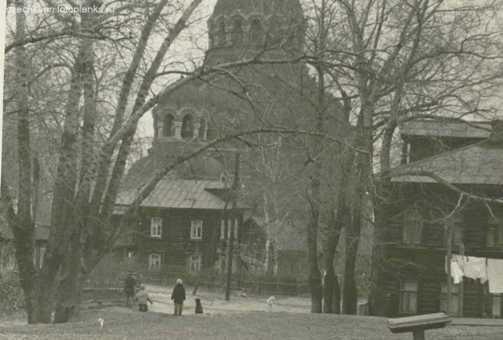 Церковь среди деревянной застройки 1970-е