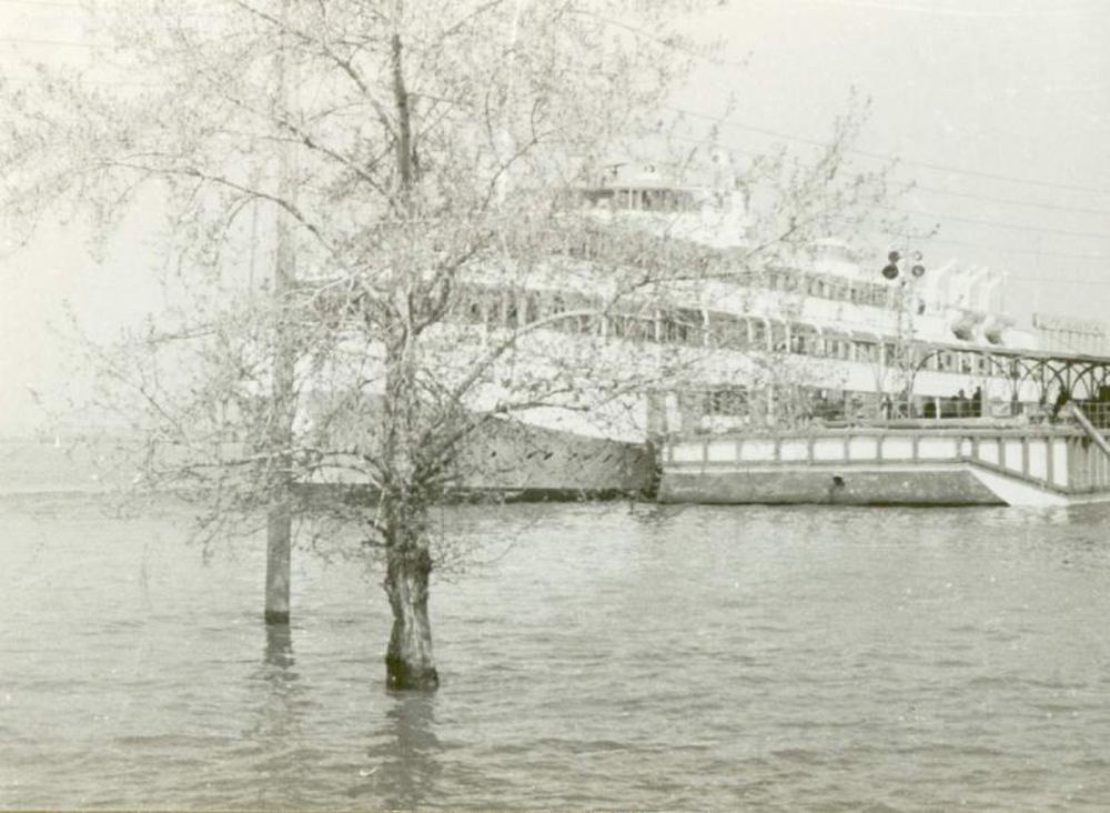 Volga flood, steamship at the pier, 1950s